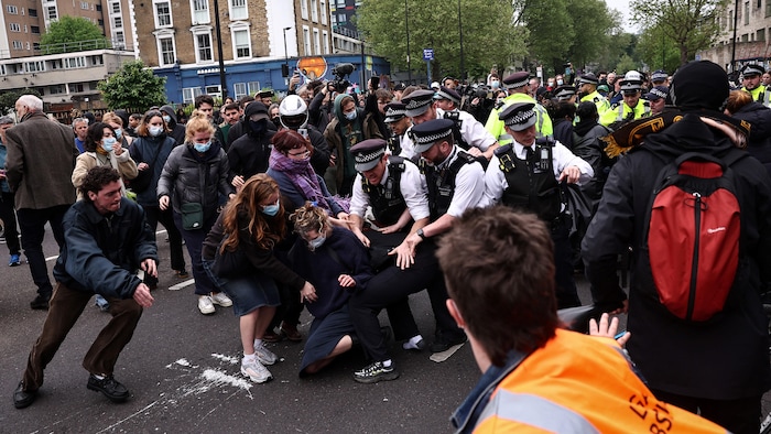 Des manifestants à Londres ont tenté jeudi d'empêcher l'expulsion de migrants de leur logement temporaire, alors que le gouvernement britannique a commencé à détenir des personnes avant leur expulsion controversée.