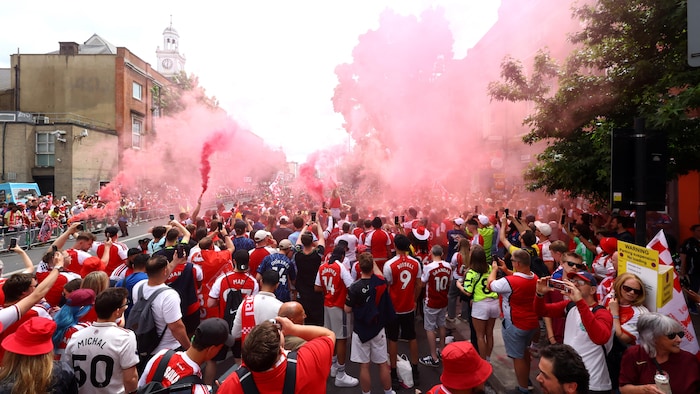 Des partisans d'Arsenal rassemblés dans les rues à Londres.
