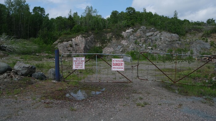 Une petite clotûre devant la ballastière. 