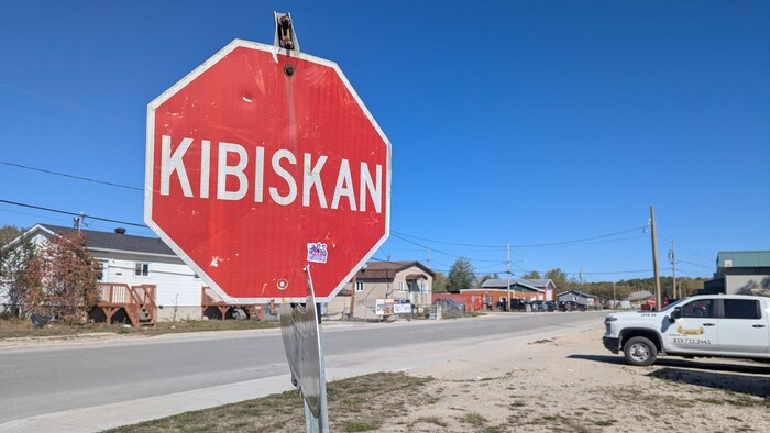 Un panneau arrêt écrit en langue anishnabe.