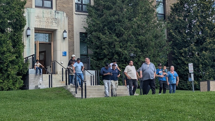 Un groupe de gens sort du palais de justice de Ville-Marie.
