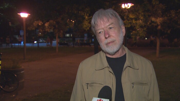 Un homme en entrevue à l'extérieur d'un bureau de vote le soir de l'élection.