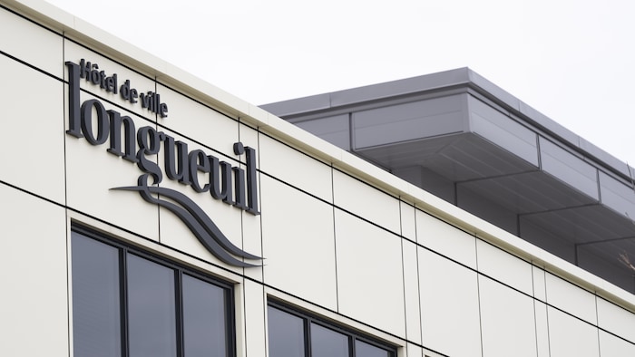 Façade de l'hôtel de ville de Longueuil.