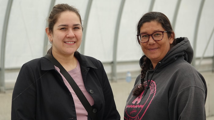 Loni Vicaire et Sue Ann Clement dans une serre.