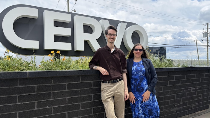 Deux personnes devant un logo où il est écrit CERVO.