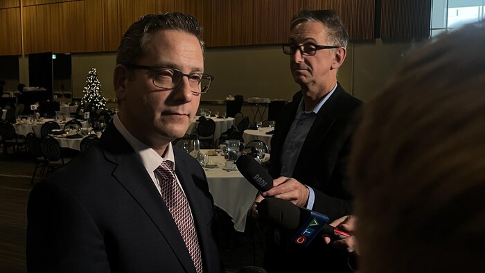 Loren Remillard entouré de journalistes