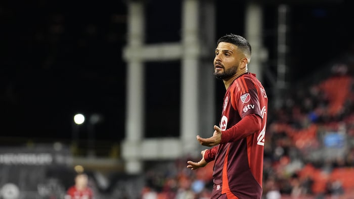 Lorenzo Insigne hausse les épaules sur le terrain.