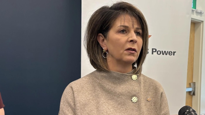 Lori Clark répond aux questions des journalistes en mêlée de presse.