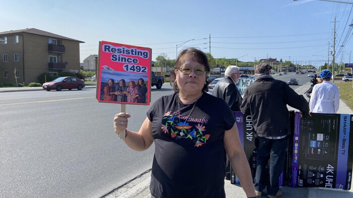 Lori Fox avec une pancarte qui dit Resisting since 1492.