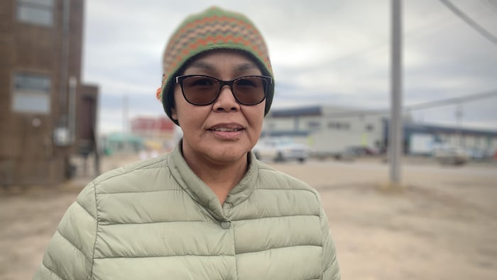 Lori Idlout devant une rue d'Iqaluit.
