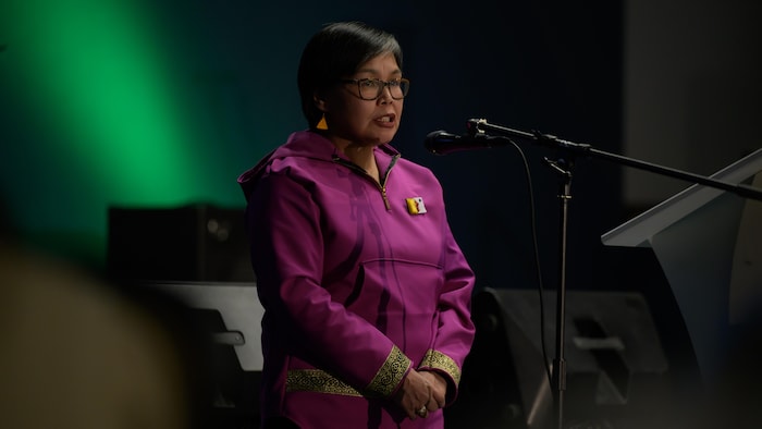 La députée fédérale du Nunavut, Lori Idlout, parle devant un micro, le 1er avril 2024, à Iqaluit. 