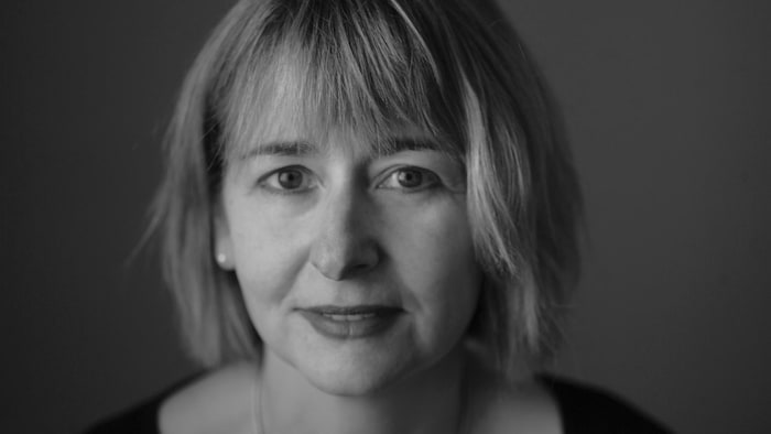 Portrait en noir et blanc de l'auteure et traductrice littéraire Lori Saint-Martin