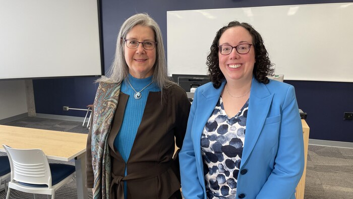 Lorna Turnbull, directrice de la concentration en accès à la justice en français à l'Université du Manitoba (à gauche) et Andrea Doyle, coordonnatrice de la concentration en accès à la justice en français à l'Université du Manitoba, en avril 2024.