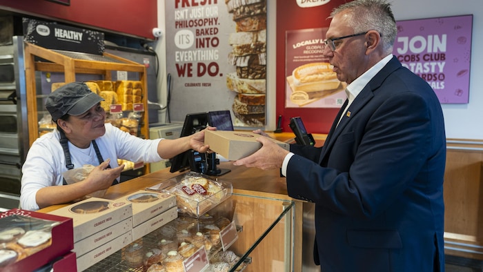 Lorne Doerkson achète des produits dans une boulangerie.
