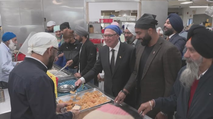 Lorne Doerkson sert de la nourriture au temple, le 11 octobre 2026.