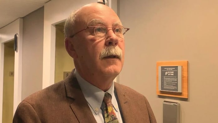 L'ancien commissaire aux élections en Alberta Lorne Gibson