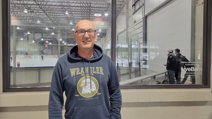 Lorne Hoedel devant une patinoire.