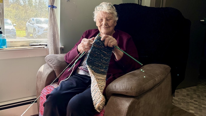 Lorraine Gallant fait du crochet. 