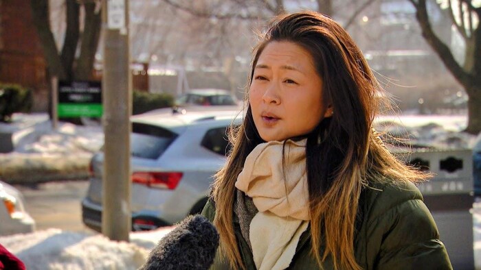 Lorraine Lam répondant aux questions d’un journaliste.