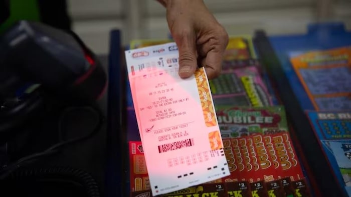 Un billet de loterie est numérisé sur le comptoir d'un dépanneur.