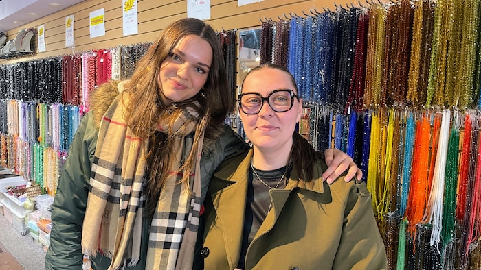 Deux jeunes femmes dans une boutique de confection de bijoux.
