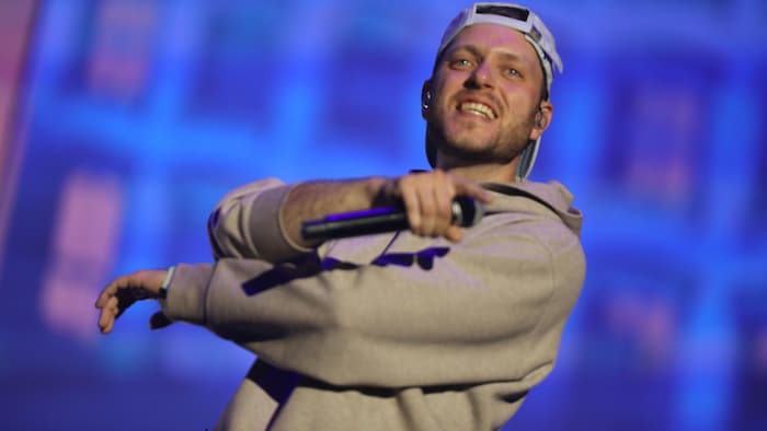 Le chanteur Loud sur scène.