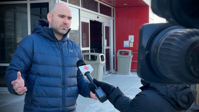 Louis-Alex Nadeau parle devant un hôpital.
