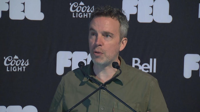 Louis Bellavance en conférence de presse.