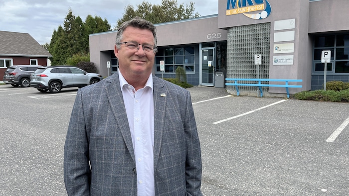 Louis Ouellet devant l'édifice administratif de la MRC de Lac-Saint-Jean-Est.