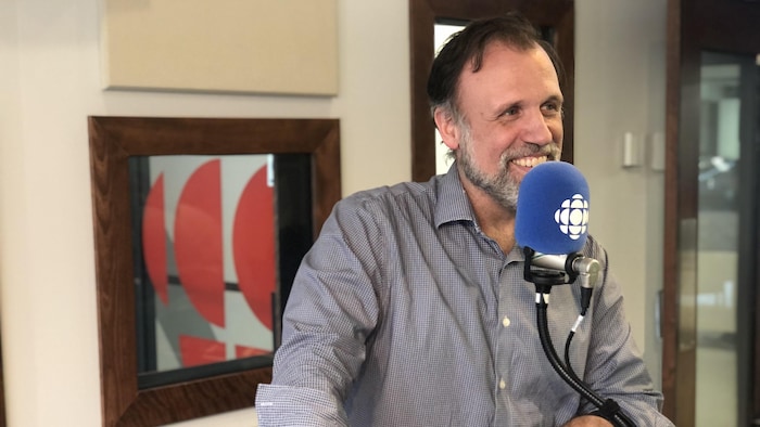Louis-Paul Willis en entrevue dans un studio de Radio-Canada.