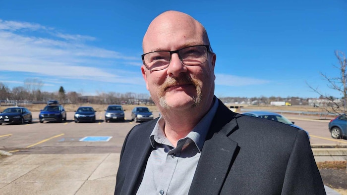 Louis-Philippe Gauthier debout dans un stationnement ensoleillé.