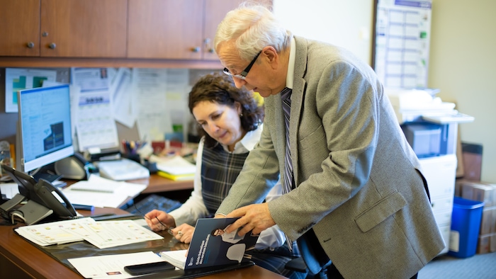 Louis Plamondon avec son adjointe parlementaire dans son bureau d'Ottawa.