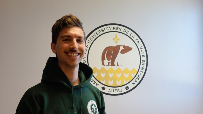 Louis Prince sourit. 