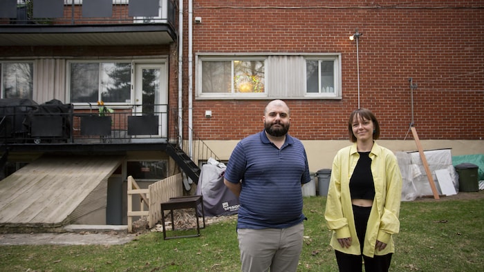 Louis Théroux et Romaine Tasset devant l'immeuble.