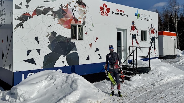 Louis-Thomas Bergeron devant un local du Centre Pierre-Harvey.