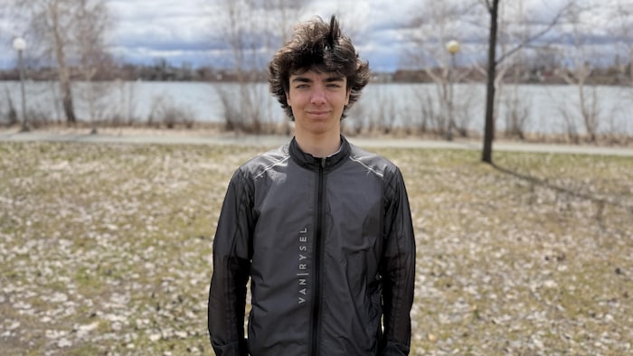 Louis-Thomas Bergeron près d'un lac à Rouyn-Noranda.