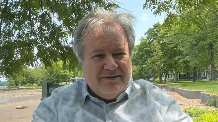 Louis Vallée en visioconférence à l'extérieur.