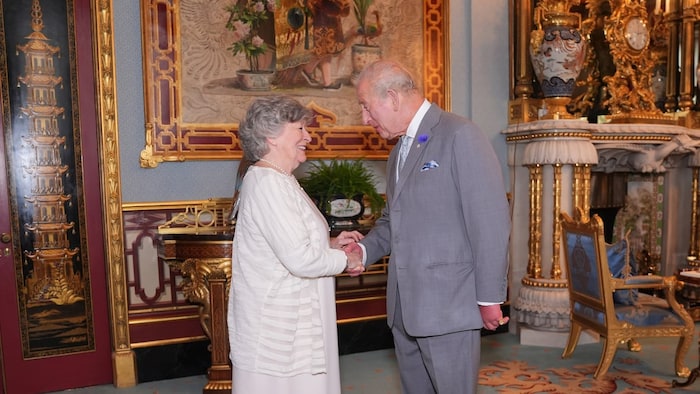 Louise Arbour sert la main du roi Charles III.