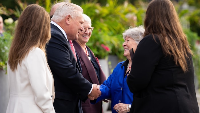Doug Ford serre la main de Louise Arbour à Queen's Park, le lundi 21 septembre 2026.