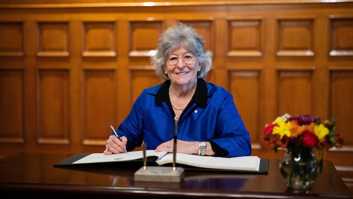 Louise Arbour signe un livre à Queen's Park, à Toronto, le lundi 21 septembre 2026.