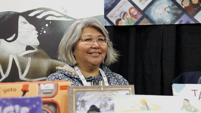 Louise Flathery avec plusieurs livres