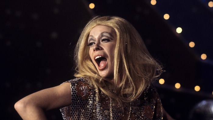 Louise Forestier qui chante déguisée en Patsy Gallant.