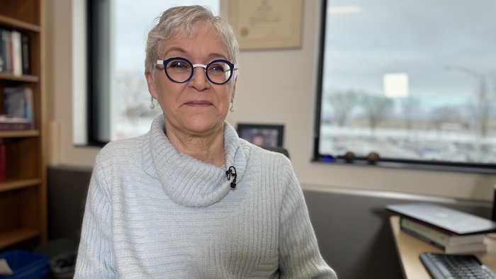 L'avocate Louise Langevin assise dans son bureau à titre de professeure à la faculté de droit de l'Université Laval.