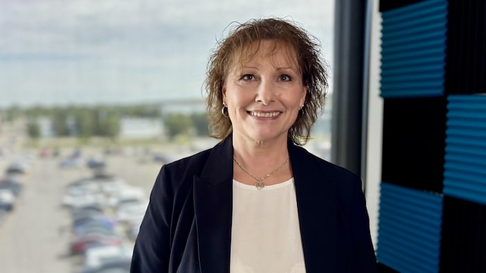 Louise Moreault lors de son passage dans les studios de Radio-Canada à Rivière-du-Loup.