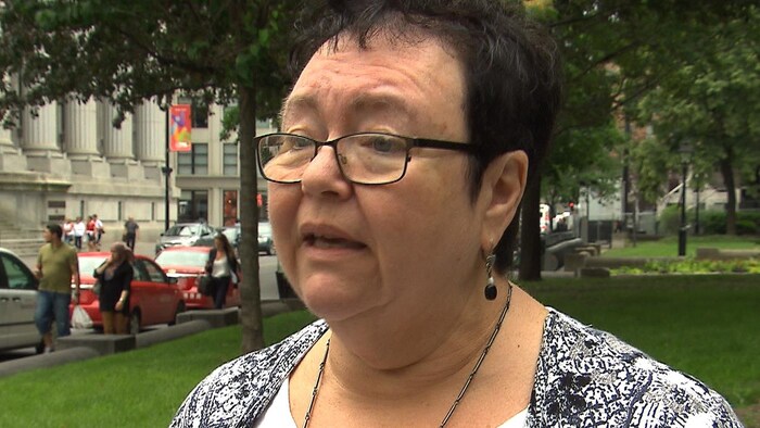 Louise Riendeau accorde une entrevue à l'extérieur, en été.