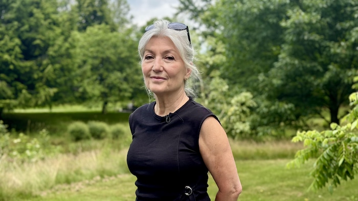 Louise Savoie sur son terrain.