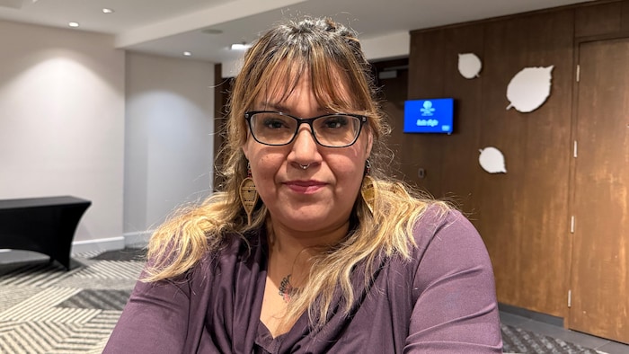 Une femme portant des lunettes.