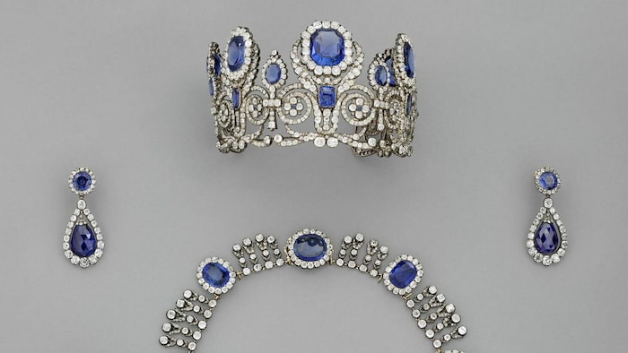 Diadème composé de cinq éléments articulés sommés chacun d'un grand saphir. Au total, vingt-quatre saphirs dont dix très petits et mille quatre-vingt trois diamants ont été utilisés pour cette parure.