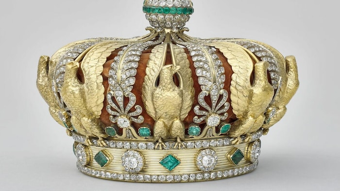 Couronne de l'impératrice Eugénie qui comprend au total total, de l'or ciselé, 1354 diamants, 1136 roses et 56 émeraudes.