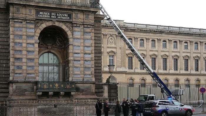 Un camion muni d'une échelle rétractable pouvant servir à des déménagements est garé au pied d'une aile du Louvre. L'échelle est déployée jusqu'à un balcon menant à une porte-fenêtre par laquelle les cambrioleurs sont entrés. 